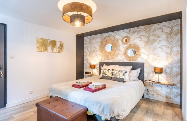Guest Room 'Chambre Camélia' with Shared Garden and Wi-Fi