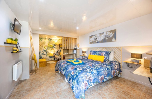 Guest Room 'Chambre Hortensias 6min Puy Du Fou' with Shared Garden and Wi-Fi