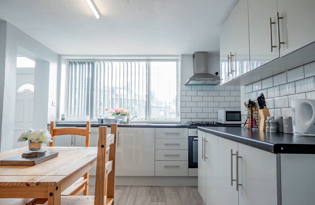 Guest Homes | Beautiful 5 bed in Bradford