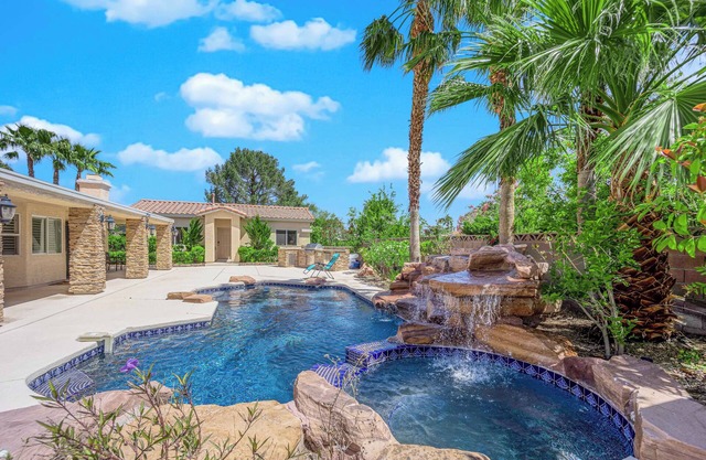 Guest House #A Poolside Oasis King Bed, BBQ, Basketball, Pool & Spa