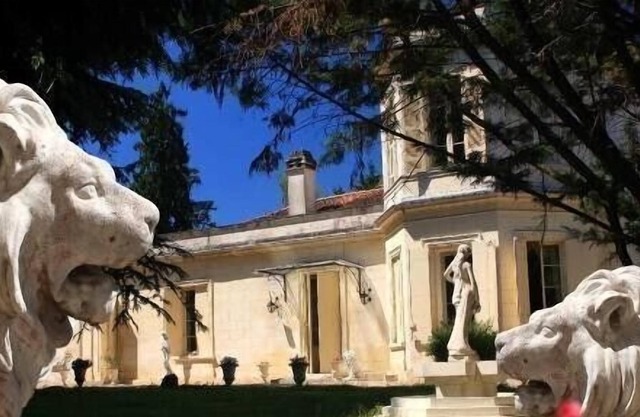Chambres d'hôtes-Piscine-SPA dans Château 13eme proche Bordeaux