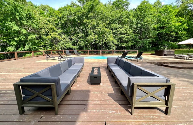 Guest House w/ Pool and Hot Tub! 10min away from Lake Norfork!