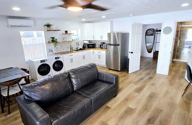 Guest house with king bed, sofa bed, laundry inside, sleep 4, totally private.