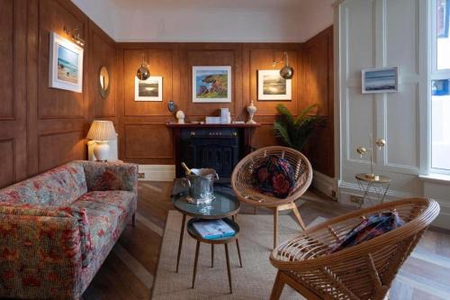 Guest Lodge By The Beach Club