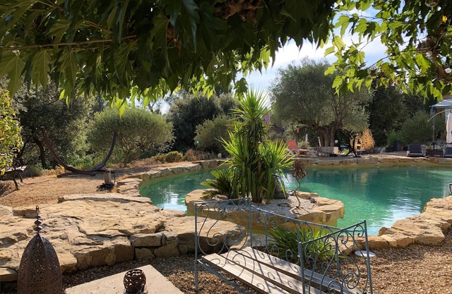 Gite indépendant avec piscine dans parc du luberon