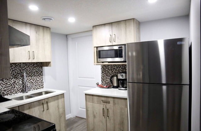 Guest Suite In NW Calgary Near YYC Airport