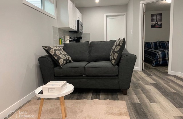 Guest Suite in Regina - Queen Bed