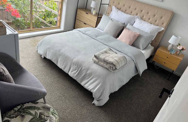Guest Suite with Private Entrance- 6 Minutes to Airport!