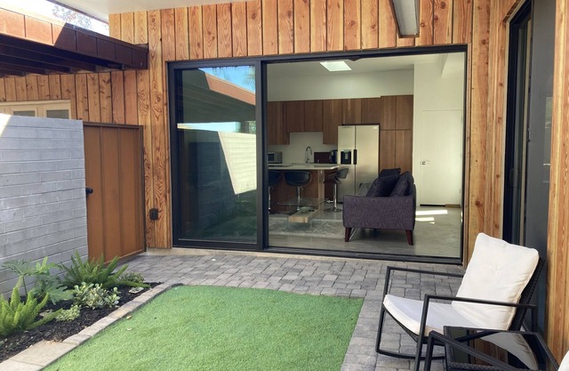 Guesthouse ~Beautiful private Paradise gated Garden courtyard & Mountain Views
