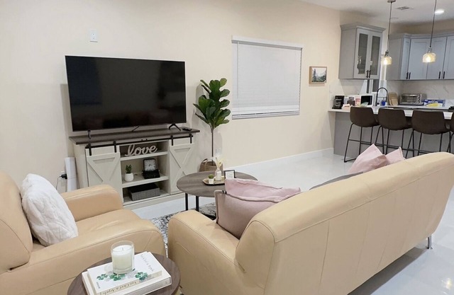 Guesthouse Convenient Location, Close to Disneyland and Beach