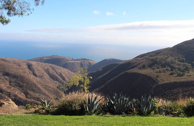 Guesthouse in very private location in Malibu with ocean views!