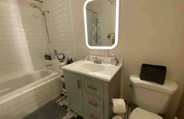 Guesthouse: Jacuzzi,Patio & Entry