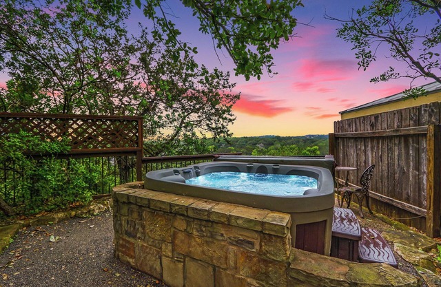 Maison d'hôtes à moins d'un mile de Gruene Hall! Peut accueillir jusqu'à 4! Spa privé