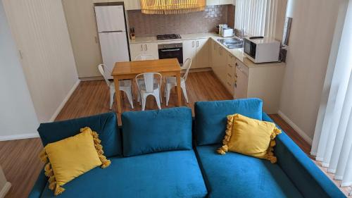 Guesthouse near airport with private access and parking