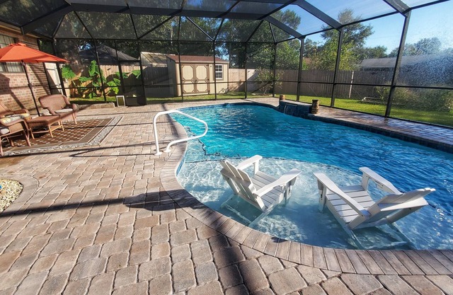 Guesthouse -Pet Friendly, Heated Pool, Hot Tub, Fenced Yard