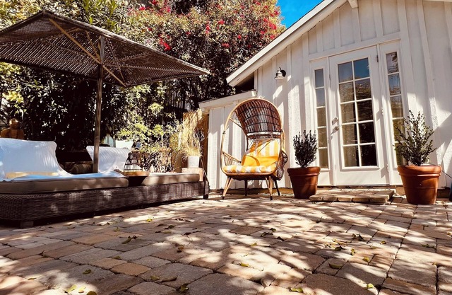 Guesthouse w Private Patio /Beautiful Views /Walk to Dining and Shopping