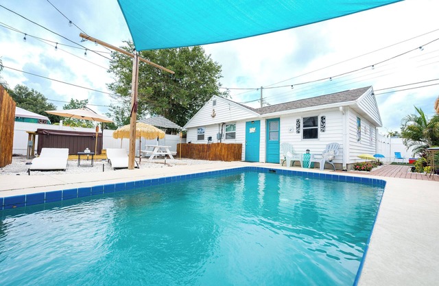 Charming guesthouse with pool access in St. Petersburg. Near Downtown & Beaches