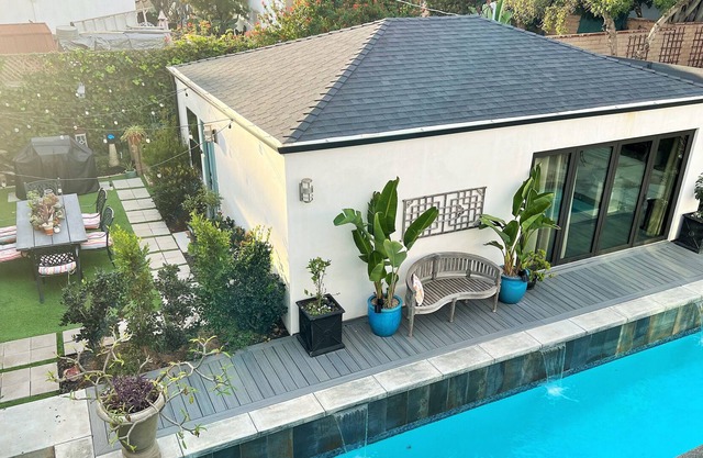 Guesthouse and pool. 3 blks to beach. *Tell us your Vax status when inquiring*