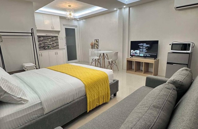 Guestroom 2 -3rd Flr. Barretto Olongapo, near beach & Inflatable Island