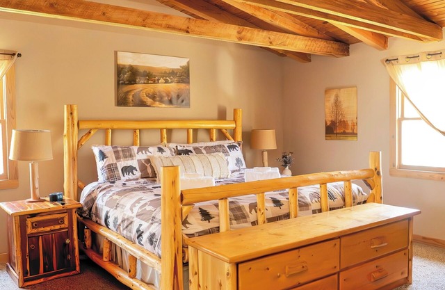 The Perfect Escape—Hot Tub, King Bed & Coffee!