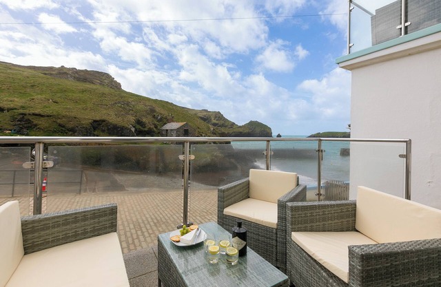 GUINEVERE, pet friendly, luxury holiday cottage, with pool in Mullion