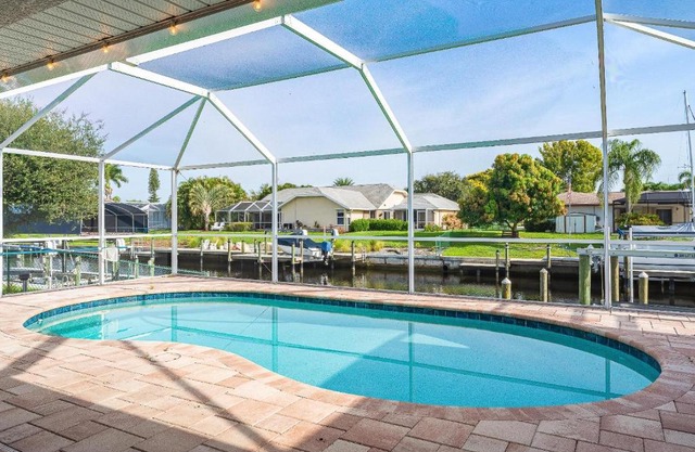 Gulf Access, Pool, Ping Pong & pool table, boat dock, sleeps 8-Cape Coral Seashells