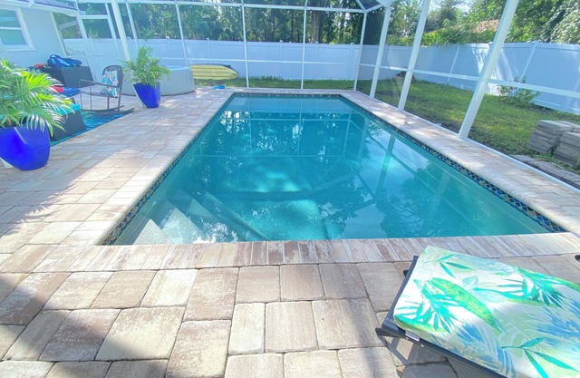 Gulf Breeze Hideaway🌴 near beach heated pool hot tub carport fenced yard pets