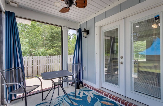 Gulf Breeze Home w/Screened Porch: Near Beach!