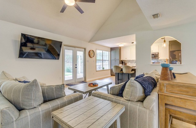 Gulf Breeze Home w/Screened Porch + Game Room!