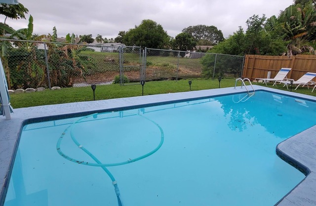 Gulf Coast Get-Away! Heated pool, sleeps 10! 69th