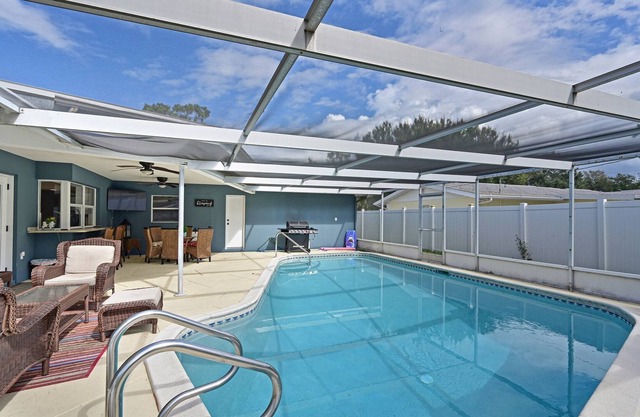 *NEW* Elegant heated Pool Home. 12min from the Beaches. IMG academy