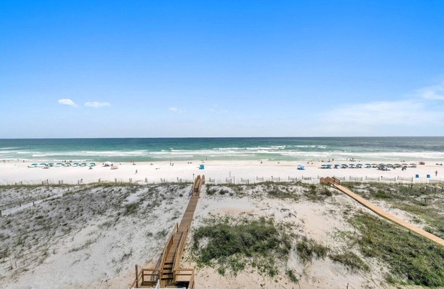 Gulf Front 8 BR 6 BA + Pool & Hot Tub + Pickleball Fun
