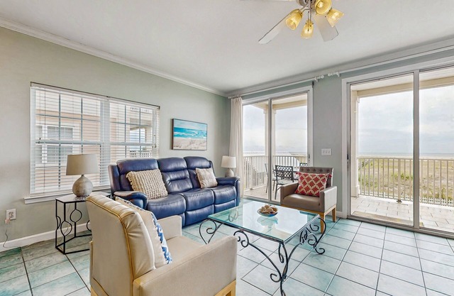 Condo Gulf-front w / balcon, piscines partagées et accès à la plage!