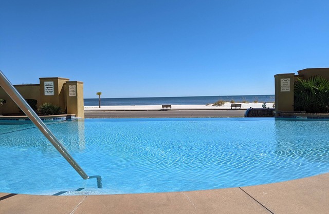 Beautiful Gulf Front 2 Bedroom Condo with Infinity Pool, Snowbirds Welcome!