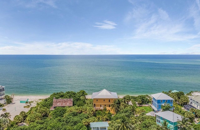Gulf-Front w/ Heated Pool, Hot Tub & Golf Carts