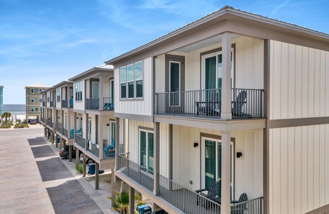 Gulf Shores Cottage, Steps to Sand & Lagoon Access. Dog Friendly.