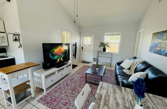 Gulfport Getaway-Couples, Professionals, Students
