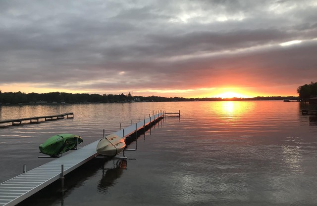 "Gun-A-Love IT!" Lakefront getaway / retreat on Gun Lake