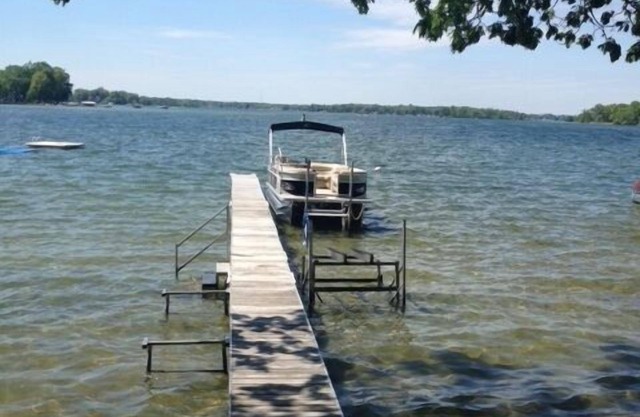 Vous ne pouvez pas obtenir plus près du lac que dans cette cabine sur Gun Lake.