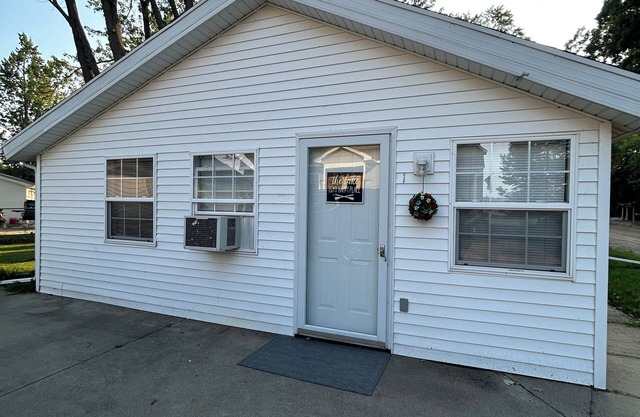 Gun Lake Cute Little Cottage steps from beach w boat slip. Now renting for 2025!