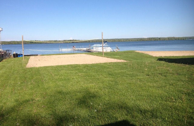 Gun Lac Location de vacances, Plage de sable, des quais, des tables de pique-nique, les enfants jouent parc