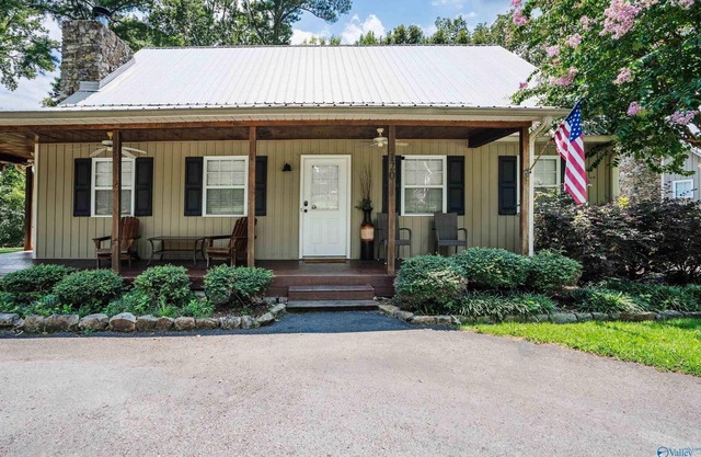 Gunter Lodge-Waterfront on Beautiful Lake Guntersville
