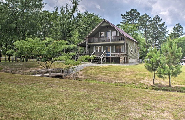NOUVEAU! Guntersville Cabin w / Fire Pit, Walk to Lake!