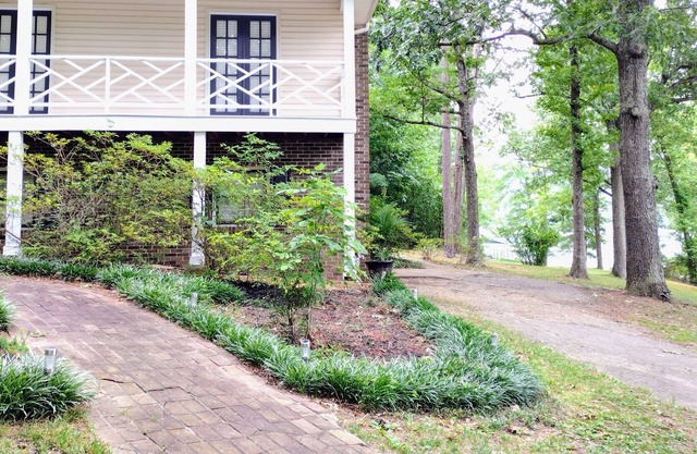 New Listing! Guntersville Lake - access to boat launch and pier - sleeps 12