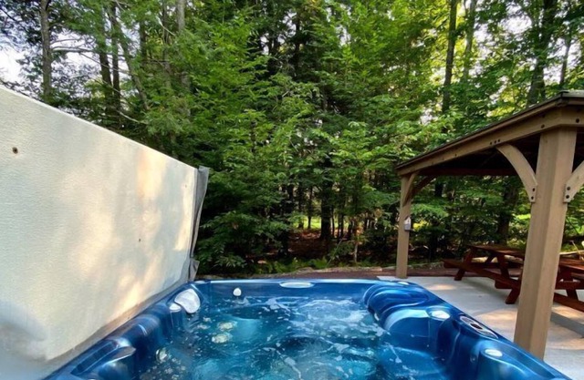 GWA106-NEW POCONOS HOME! GAMEROOM, SAUNA AND A HOT TUB! PLENTY OF ROOM FOR ALL