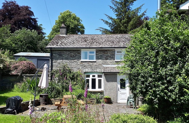 Gwardolau Cottage, chien amical.
