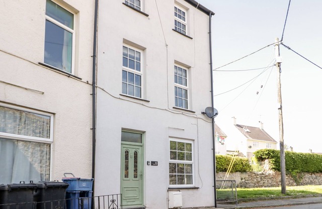 GWEL Y MÔR, pet friendly, character holiday cottage in Beaumaris