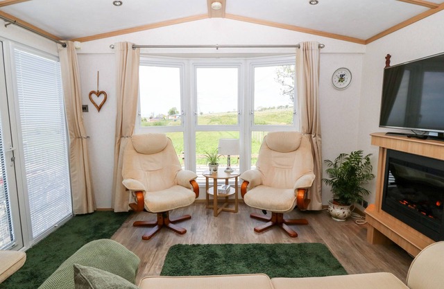 GWEL Y MÔR, family friendly, with a garden in Caernarfon
