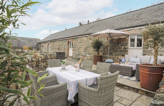 GWEL-Y-RHOS, pet friendly, with open fire in Newborough