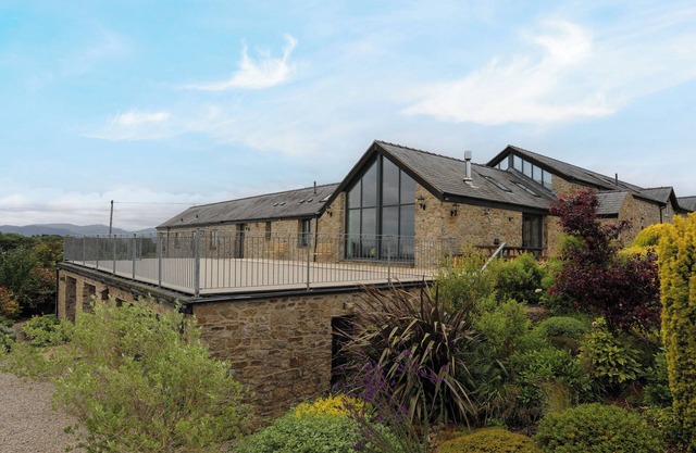 GWELFOR BARN, pet friendly, luxury holiday cottage in Llangoed